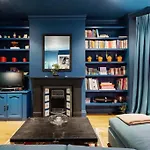 Bright, Colourful 2 Bed Home, 15 Mins From Central