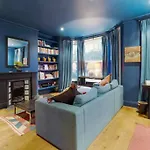 Bright, Colourful 2 Bed Home, 15 Mins From Central