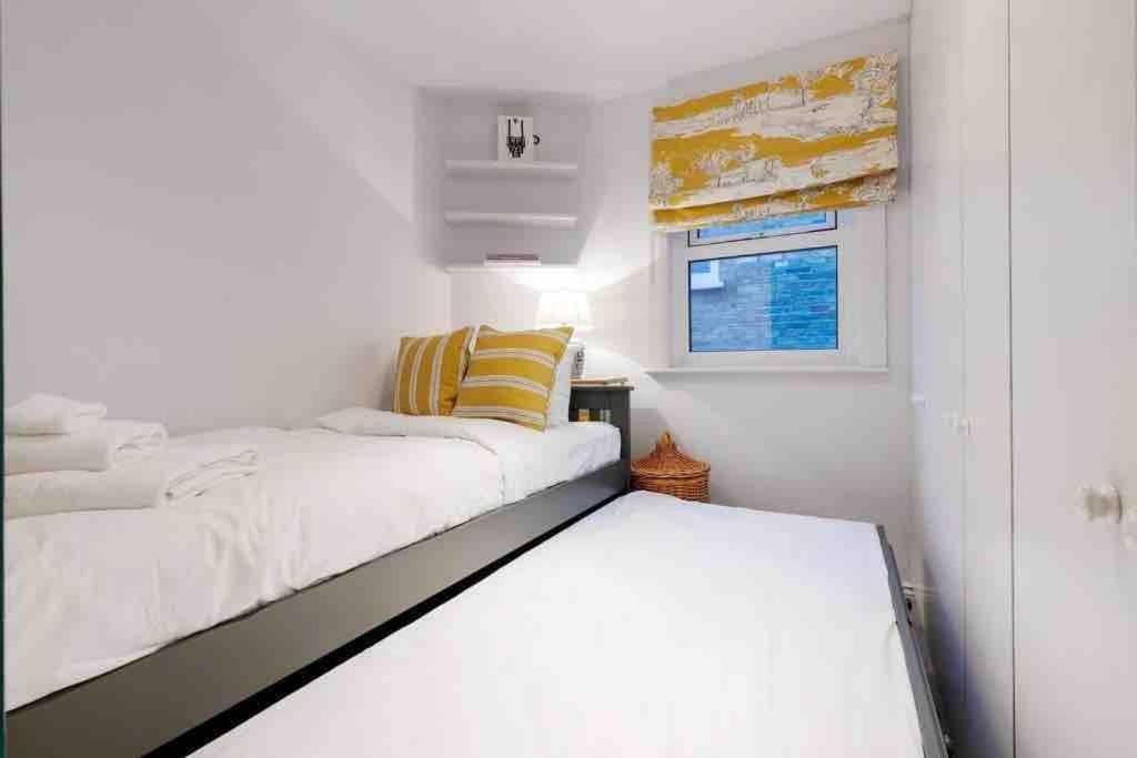 Bright, Colourful 2 Bed Home, 15 Mins From Appartamento