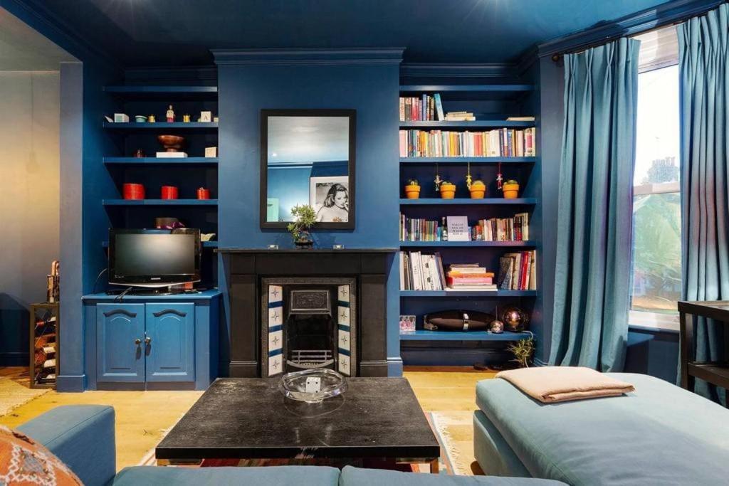 Bright, Colourful 2 Bed Home, 15 Mins From