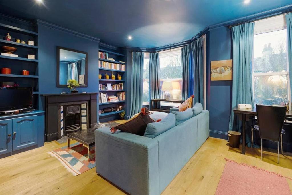 Bright, Colourful 2 Bed Home, 15 Mins From Appartamento