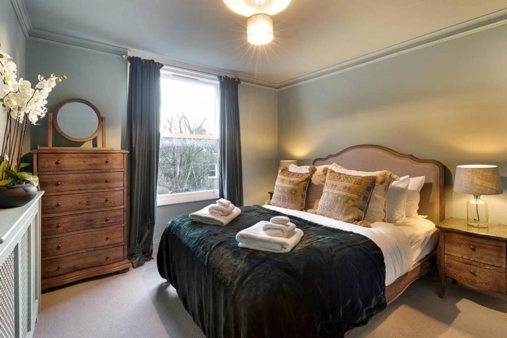 Bright, Colourful 2 Bed Home, 15 Mins From Londra