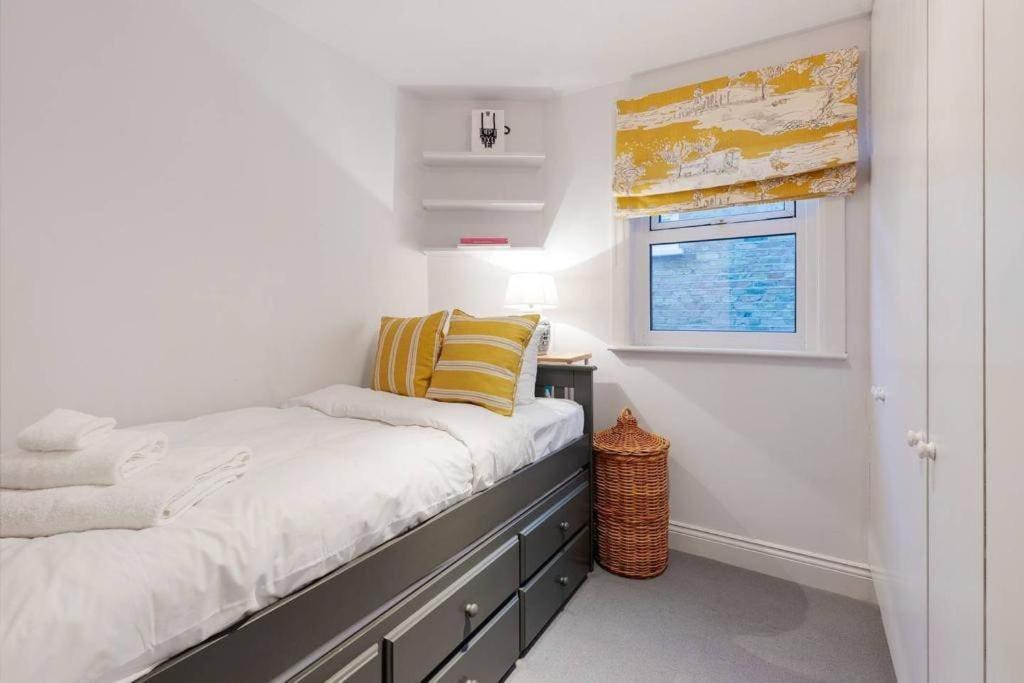 Bright, Colourful 2 Bed Home, 15 Mins From Appartamento *